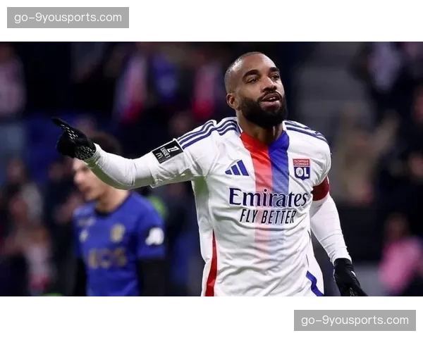 官方：里昂前锋拉卡泽特因腿筋伤势将缺席四周