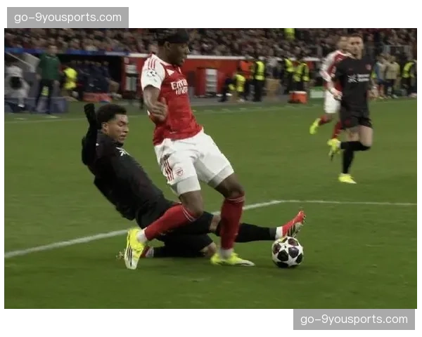 特写:雨战中,阿森纳小将替补登场完成欧冠首秀 特写:雨战中,阿森纳小将替补登场完成欧冠首秀