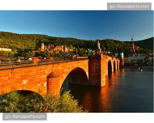 镜头捕捉：穆西亚拉连续变向突破三人，引安联球场惊呼