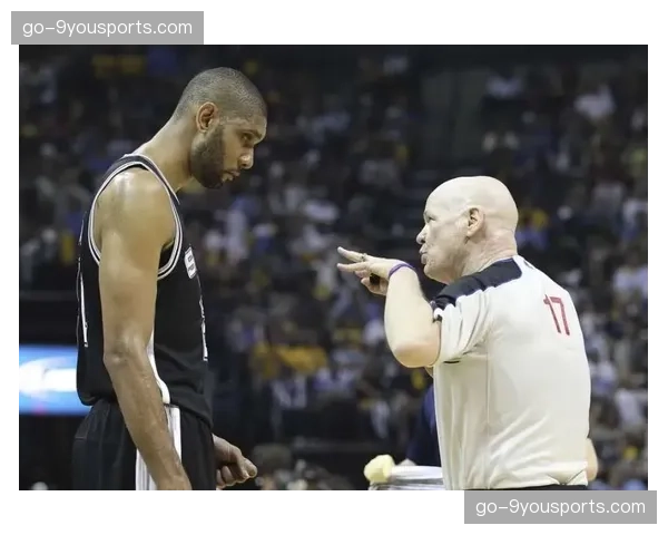 传奇裁判尼根·欧文斯结束职业生涯，执法最后一战后获赠纪念球衣