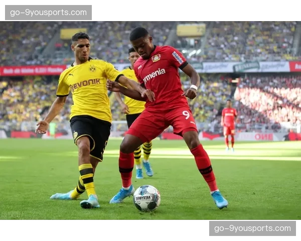 巴黎圣日耳曼门将萨福诺夫接角球脱手，尼古拉森头球扳平